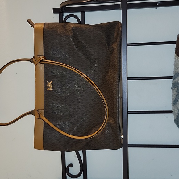 Michael Kors Handbags - LG MICHAEL KORS PURSE WITH LOTS OF POCKETS!